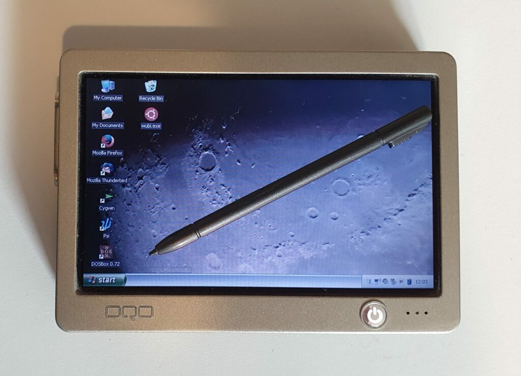 OQO 01+ closed plus pen